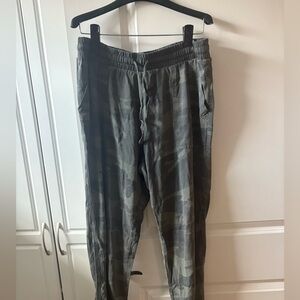 Splendid women’s Green Camouflage Cargo Pants